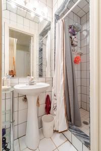 多伦多Studio Apartment in Casa, semi-bsmt的带水槽和淋浴的白色浴室