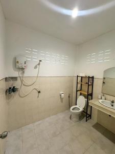 ein Badezimmer mit Toilette und Waschbecken in der Unterkunft Charming House - Peaceful Garden Retreat - 2mn ZenBeach - Srithanu Center in Srithanu + 93 Fotos