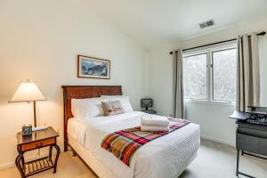 Voodi või voodid majutusasutuse 1 Mi to Centennial Park Gem with Golf Course Views toas