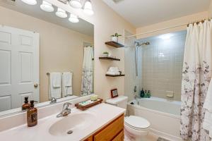 Vannituba majutusasutuses 1 Mi to Centennial Park Gem with Golf Course Views +19 fotot