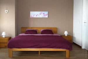 1 dormitorio con 1 cama grande con sábanas moradas en Studio In Renoviertes Bauernhaus 3 Pers, en Chardonne