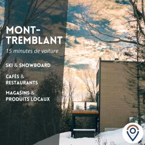 Un letrero para la entrada de un edificio con un banco en Le Yéti de Tremblant, en La Conception