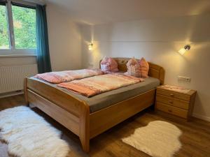PenningApartment Auszeit bei Christl的一间卧室，配有一张床、枕头和一扇窗户