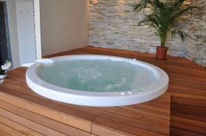 eine große Badewanne auf einem Holzboden in der Unterkunft Helle Ferienwohnung im Erdgeschoss mit privater Terrasse - b57950 in Splitska + 31 Fotos