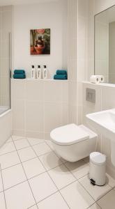une salle de bains blanche avec toilettes et lavabo dans l'établissement Modern 1BR - Leeds City Centre - Balcony Views, à Central Station