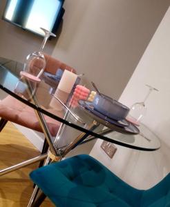 une table en verre avec une plaque de nourriture dans l'établissement Modern 1BR - Leeds City Centre - Balcony Views, à Central Station 7 autres photos