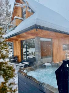 Bazén v ubytování Domki Siodemka każdy z prywatnym jacuzzi nebo v jeho okolí