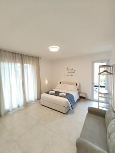 Un dormitorio grande con una cama y un sofá. en Baracca Space Apartments, en Florencia