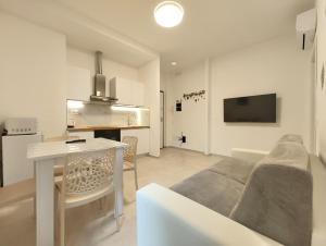 Una cocina y una sala de estar con un sofá y una mesa. en Baracca Space Apartments, en Florencia 52 fotos más