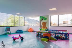 ein Kinderzimmer mit einem Roller darin in der Unterkunft Bizsar Natural - Aire Acondicionado - 2 Increíbles Terrazas - BBQ in Ibagué