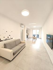 Una sala de estar blanca con un sofá y una mesa. en Baracca Space Apartments, en Florencia