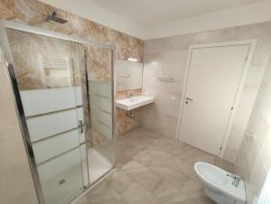 Un baño con ducha, lavabo e inodoro. en Baracca Space Apartments, en Florencia