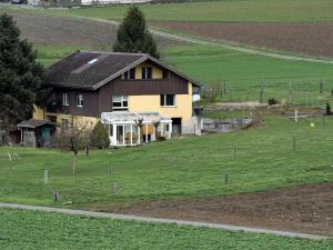 una casa en medio de un campo en Haslers Hof, en Dinhard