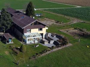 una vista aérea de una casa en un campo en Haslers Hof, en Dinhard