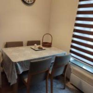 - une table à manger avec des chaises et un panier dans l'établissement Apartman na Bjelasnici- Srebrena lisica, à Bjelašnica