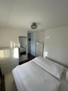 En eller flere senge i et værelse på Charming & Modern City Apartment + 4 billeder