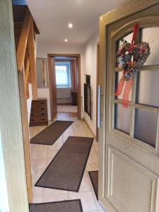 a hallway with a door and a room with mats at Anno Wohlfühlidylle in Kirchdorf im Wald