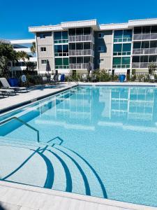 Πισίνα στο ή κοντά στο Island Beach Club - steps to the Gulf!