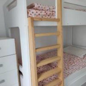 une cuisine jouet avec un placard et des étagères dans une pièce dans l'établissement Apartman na Bjelasnici- Srebrena lisica, à Bjelašnica