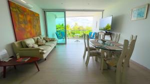 Estación El SaltoHermoso Apartamento Frente al Mar 3 Habitaciones MSC34的带沙发、桌子和椅子的客厅