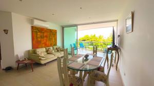 Estación El SaltoHermoso Apartamento Frente al Mar 3 Habitaciones MSC34的带玻璃桌和沙发的客厅