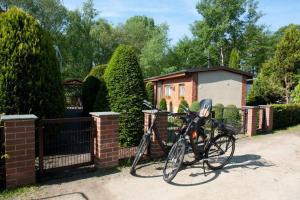una bicicletta parcheggiata di fronte a una recinzione di Ferienhaus In Alt Schadow Mit Grill Und Terrasse a Markische Heide