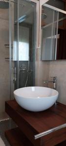 特拉诺瓦-布拉乔利尼Flache Linde的浴室设有木制柜台上的白色大水槽