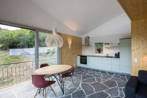 eine Küche und ein Esszimmer mit Tisch und Stühlen in der Unterkunft Kleines Vulkaneifelhaus in Schutz + 20 Fotos