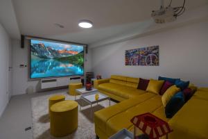 TV a/nebo společenská místnost v ubytování Villa Lemon, 3 Bedrooms, 4 Baths, Infinity Pool, Whirlpool, Cinema room, Sea view