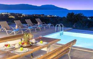 Bazén v ubytování Ferienhaus Für 24 Personen In Draia, Kreta West Kreta nebo v jeho okolí