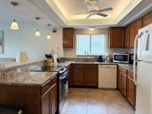 Köök või kööginurk majutusasutuses St Augustine Beach 2BR Pool & Beach Access