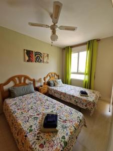 een slaapkamer met twee bedden en een raam bij Yellowstone in Vera +16 foto's