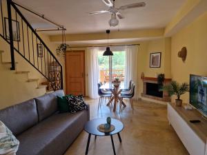 een woonkamer met een bank en een tafel bij Yellowstone in Vera