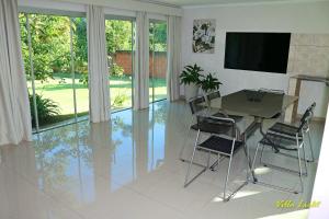 Televiisor ja/või meelelahutuskeskus majutusasutuses Villa Licht, Obligado Center