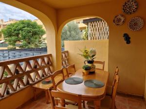 een eetkamer met een tafel en stoelen en een balkon bij Yellowstone in Vera