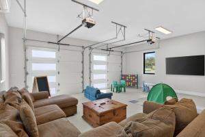 Televiisor ja/või meelelahutuskeskus majutusasutuses Wave on Wave Haus and Concierge Services