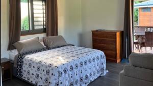 Ένα ή περισσότερα κρεβάτια σε δωμάτιο στο HUAHINE - Fare Etoile bord de lagon