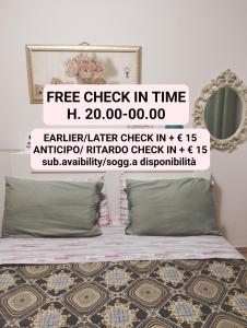 钱皮诺佩拉住宿加早餐旅馆的一张贴有免费入住时间标志的床
