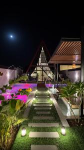a pathway leading to a building at night at sandhut77 in Al Raka