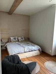 マランにあるLa maison du bonheurの部屋の中に大きなベッドがある寝室