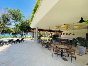 Puerto PlataMarien Residences 305 Deluxe High Floor Condo的一个带桌椅的户外庭院和一间酒吧