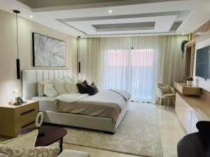 Puerto PlataMarien Residences 305 Deluxe High Floor Condo的一间带大床的卧室和一间客厅 更多35张照片