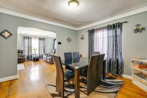 Posezení v ubytování West Detroit Family Bungalow 9 Mi to Downtown!