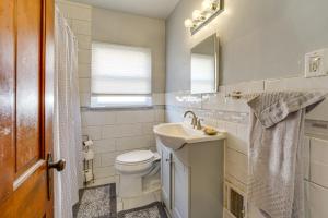 Koupelna v ubytování West Detroit Family Bungalow 9 Mi to Downtown! + 23 fotografií