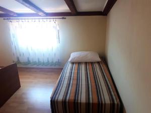 ein Bett in einem Zimmer mit Fenster in der Unterkunft Studio für 6 Personen ca 65 qm in Zubovići, Dalmatien Inseln vor Zadar in Zubovići
