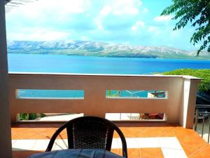 einen Balkon mit Blick auf das Wasser und die Berge in der Unterkunft Studio für 6 Personen ca 65 qm in Zubovići, Dalmatien Inseln vor Zadar in Zubovići + 9 Fotos