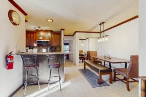 une cuisine et une salle à manger avec une table et des chaises dans l'établissement Summit & Shore Chalet, à Wood Vista 17 autres photos