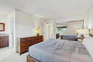 une chambre avec un lit, une commode et un miroir dans l'établissement Summit & Shore Chalet, à Wood Vista