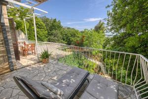 d'une terrasse avec une chaise et une table sur un balcon. dans l'établissement Helena, à Mlini 17 autres photos