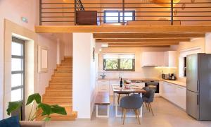 - une cuisine et une salle à manger avec un escalier dans une maison dans l'établissement Orientem Villa Beheizter Pool, à Georgioúpoli